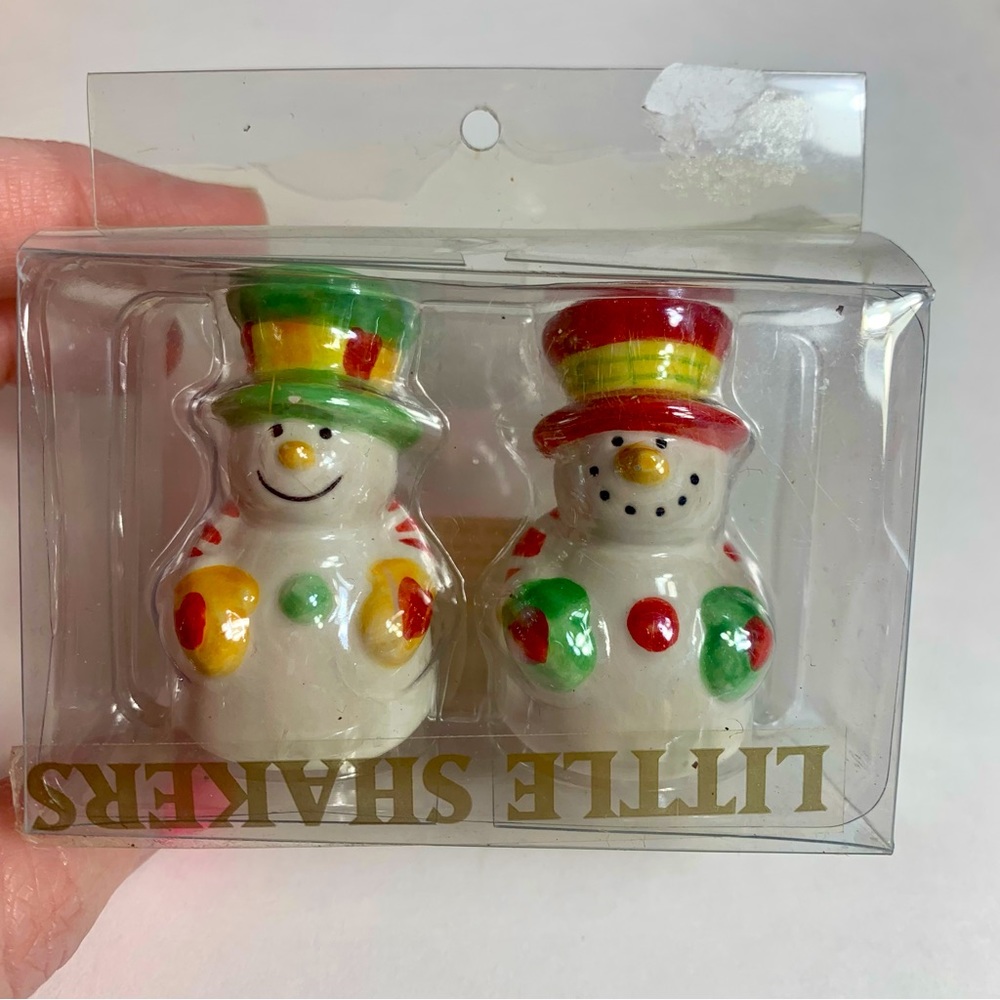 NWT. Mini Snowman salt & pepper shaker matching set. Ceramic adorable snowmen.
